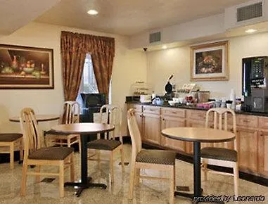 Super 8 By Wyndham Mont Belvieu - Baytown East 